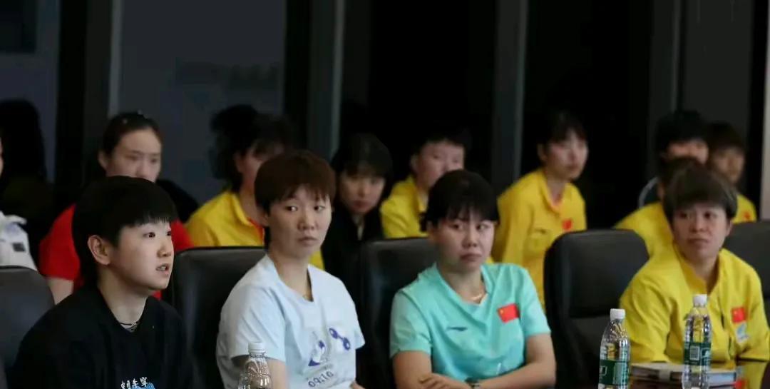 网上看到封闭训练的国乒传出来的成绩王曼昱队内训练赛4比1大胜孙颖莎王楚钦状态
