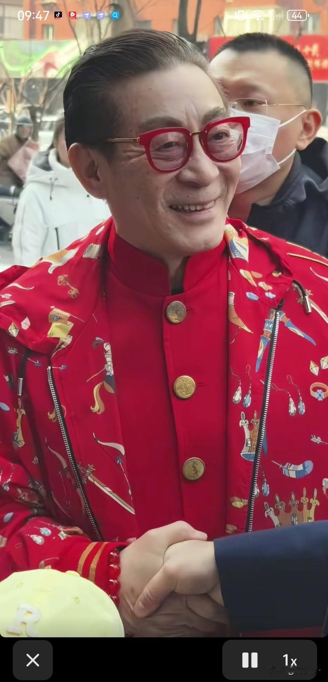 阜新市荣誉市民，孙悟空的扮演者六小龄童现在正在阜新市红树小学和同学们畅谈西游文化
