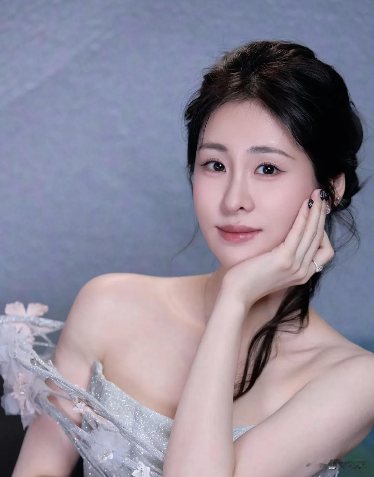 其实从两方发文就能看出是谁的问题了，因为网红说自己已经得到了年轮的授权，而张碧晨