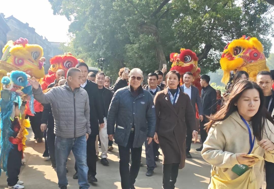 12月27日，霍震霆先生来到佛山，参加2026年省港杯超级足球邀请赛，穿着印有奥