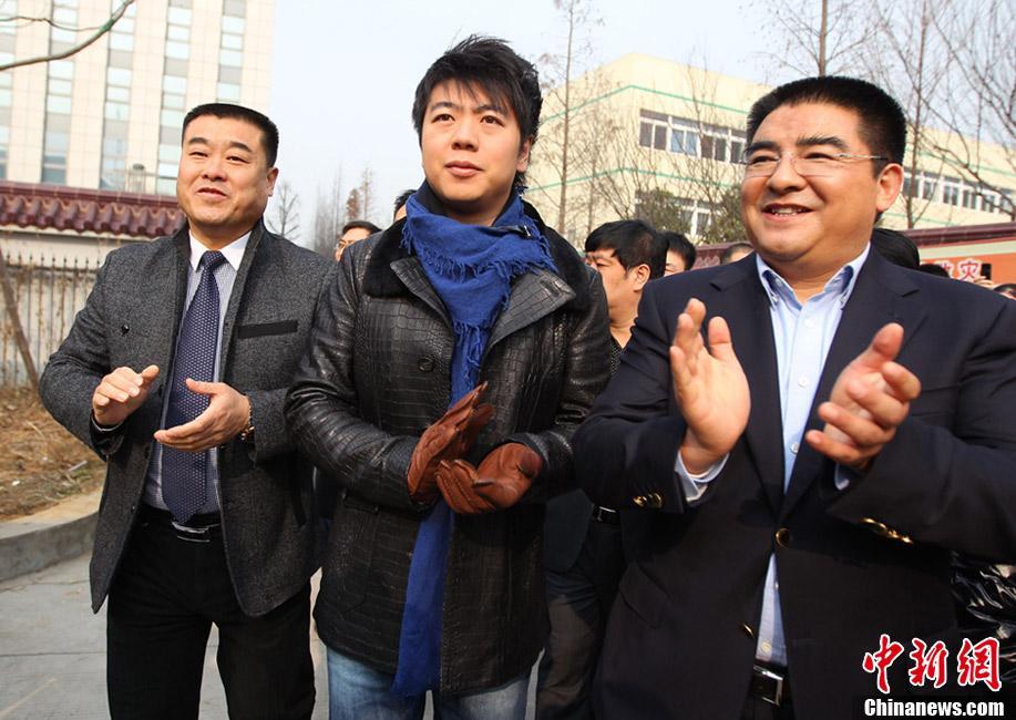 陈光标和朗朗走在一起，一个笑容满面，一个自信阳光，都是成功人士。