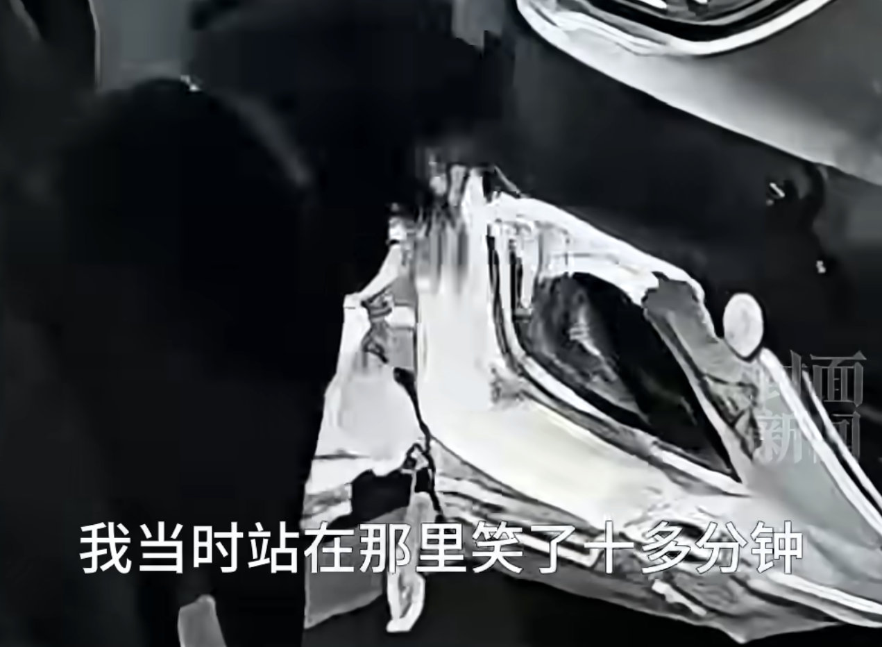 车被黑狗啃到面目全非车衣被狗啃，车主现场笑了10多分钟，等准备拍照取证时，狗不见