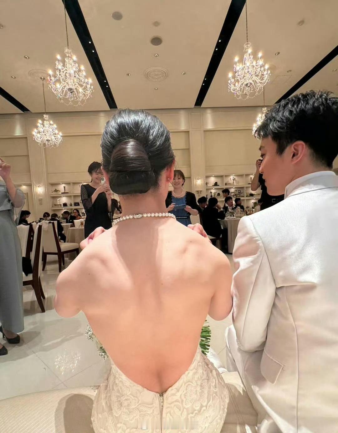 从背面看新郎绝对不是新娘的对手​​​