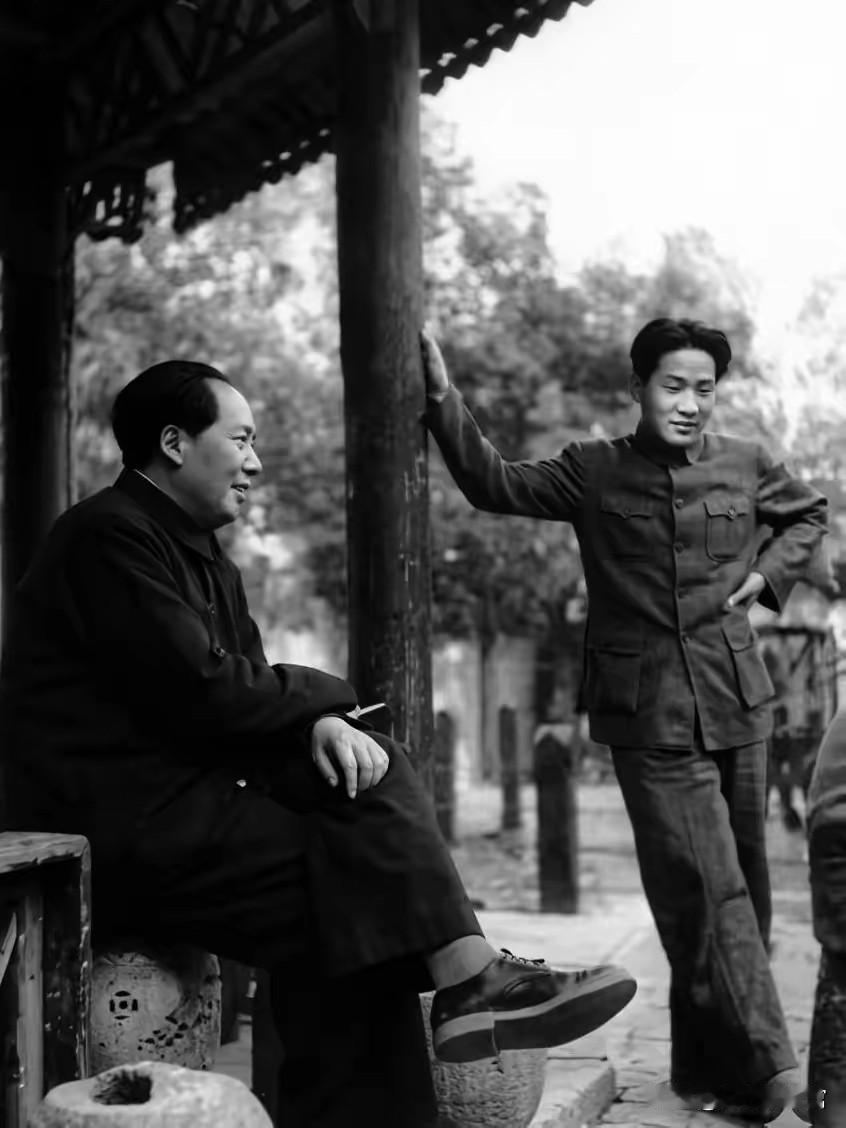 两张珍贵旧照定格毛主席与长子毛岸英相处的温情瞬间，褪去家国重任的严肃，尽显寻常父