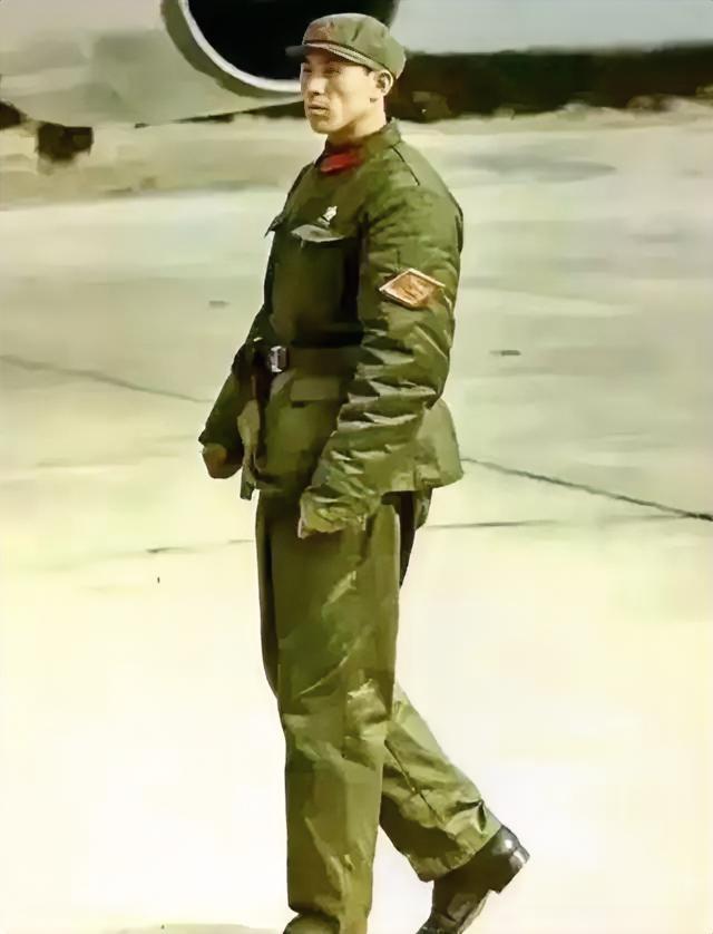 1972年尼克松访华，这位着特制皮鞋、佩戴54四手枪、穿四个兜的军官正在其专飞机