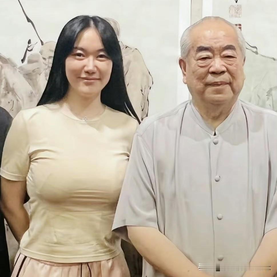 真是无语+尴尬，87岁的书画家范曾到了晚年，让大家专注的不是他的作品，而是他的生