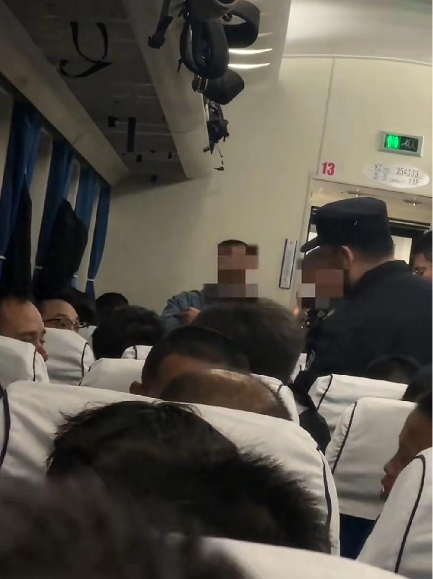 列车上，因为小桌板发生的激烈争执事件，这个事情上，大家站哪边？事情大致经过，靠