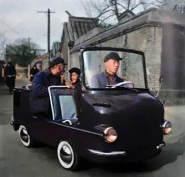 1959年，北京街头出现国产自主研制的“卫星牌”微型车，采用折叠敞篷设计，无车门