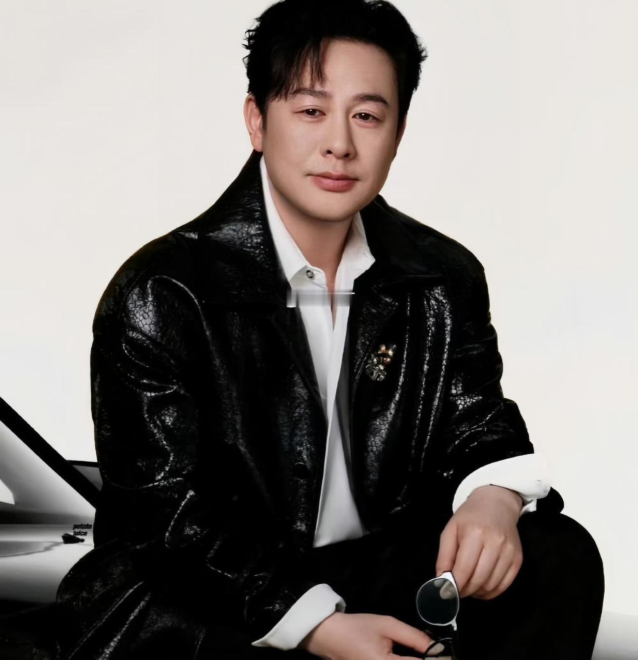 张颂文和发小阿健聚餐救了个人。张颂文通过后视镜发现了后面有倒地的摩托车，他叫