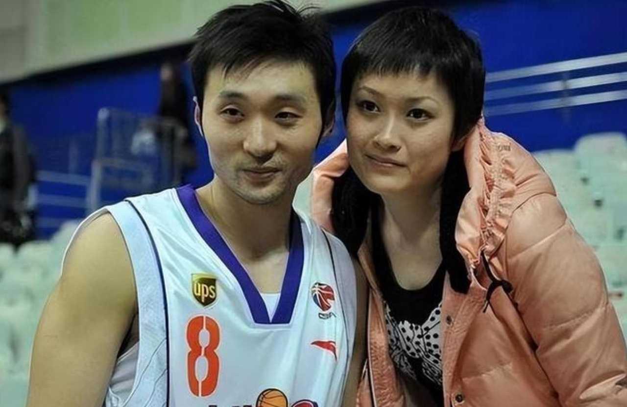  46岁刘炜辞去教练，回上海陪伴医生妻子 男篮名宿刘炜如今46岁，辞去新疆男篮