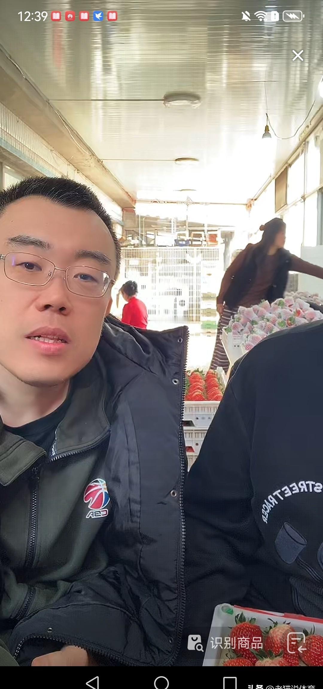 他不在健身房，不在球场。韩德君退役后第一次直播，是在亲戚家的鱼塘边，胳膊晒得黝