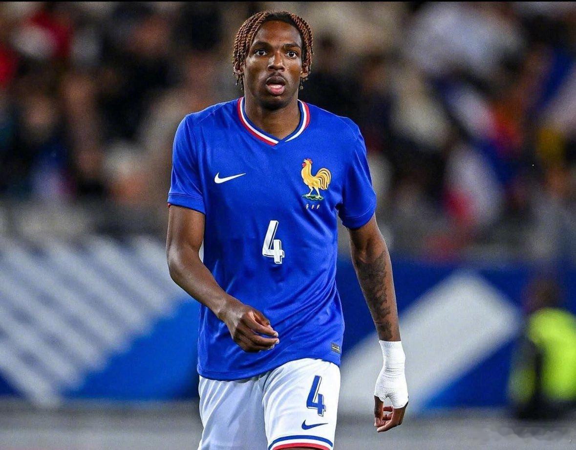 【香饽饽】天空体育：尽管拜仁和利物浦在内的多家豪门都有意签下雷恩年轻后卫雅凯，但