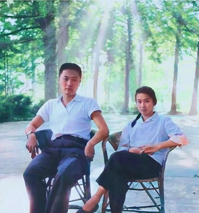 1975年，陈毅的儿子陈小鲁和粟裕的女儿粟惠宁结为伉俪，在庐山度蜜月的照片。你瞧