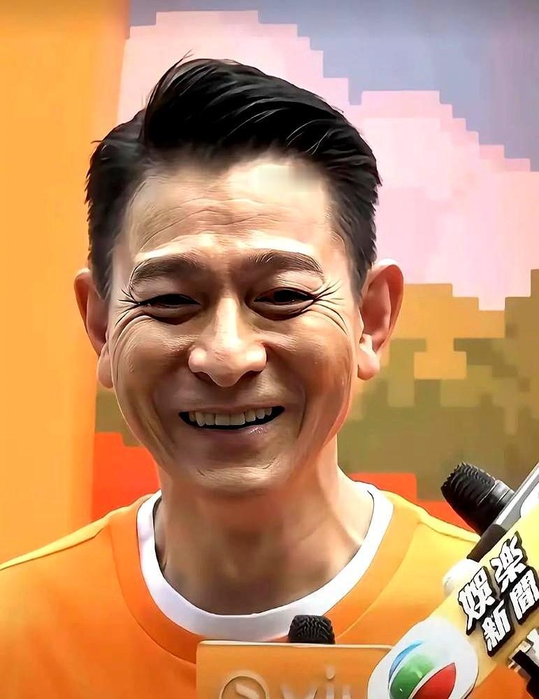 上海演唱会后台，一张刘德华的素颜照悄悄传开。照片里他卸了妆，头发里夹着几根银