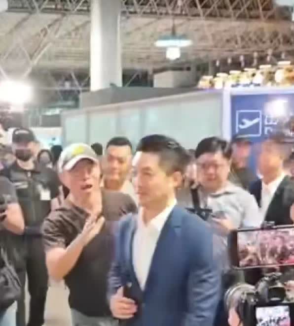 有人说，蒋万安是我这辈子唯一认识的市长！我也赞同这句话。当他挎着背包，独自一人走