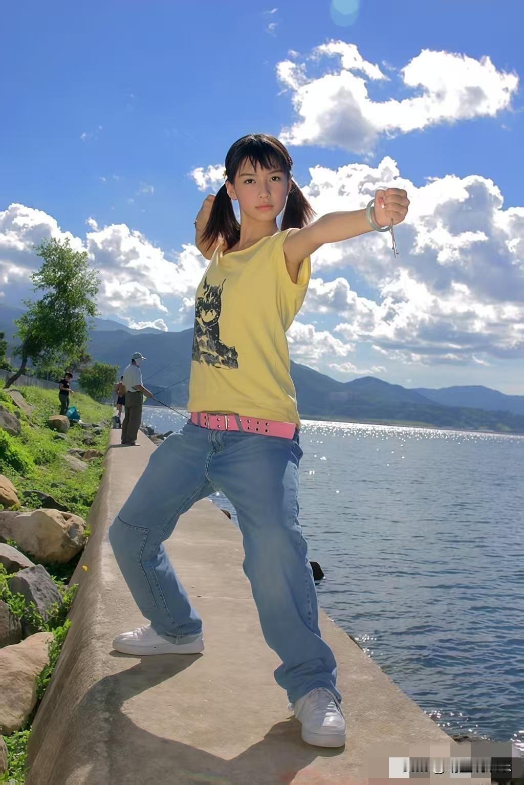 好奇怪，14岁的杨颖混血感很强，黄头发蓝眼睛欧美少女风很足，后来怎么越来越亚洲