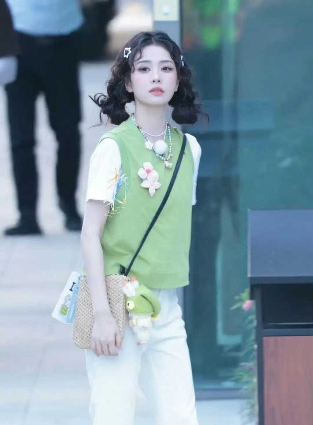 白鹿上跑男的妆容被审判了，我也是没想到这也能引起这么大的争议[捂脸哭]其实就是一件