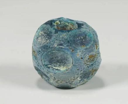 咸阳原的地下，两位太后沉默了太久。考古队刚刚揭开了其中一位的面纱。上召窑