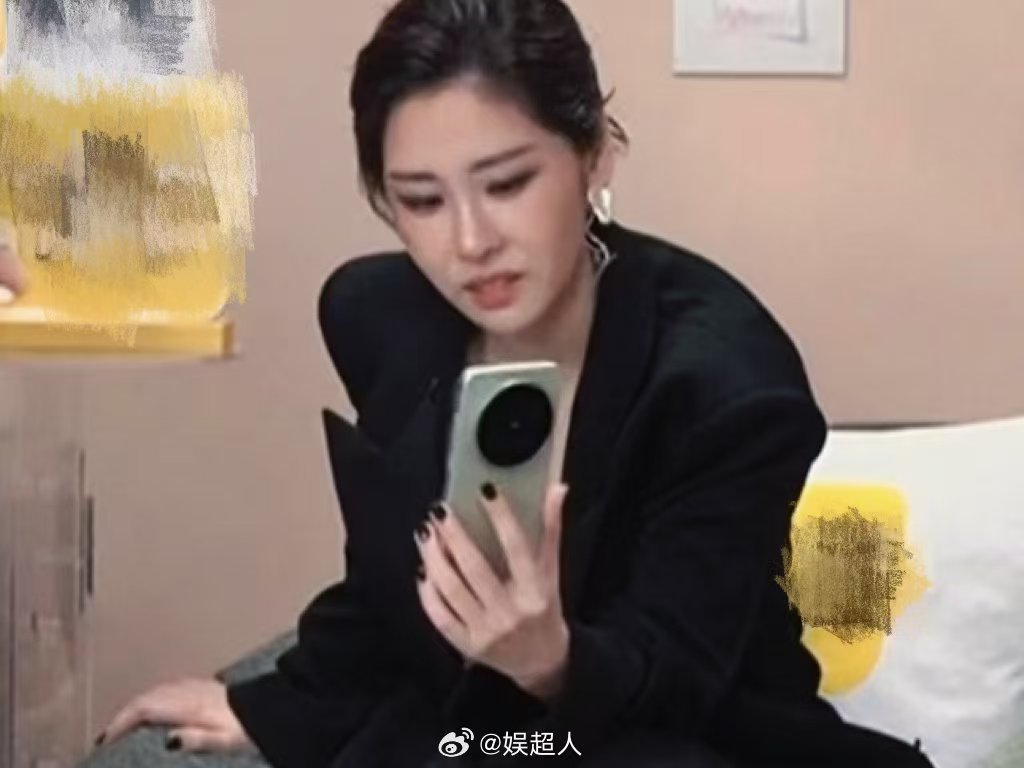 谁给张碧晨化的妆歌手直播歌手2026风格切换尽显别样魅力，烟熏妆容冷艳高级，束