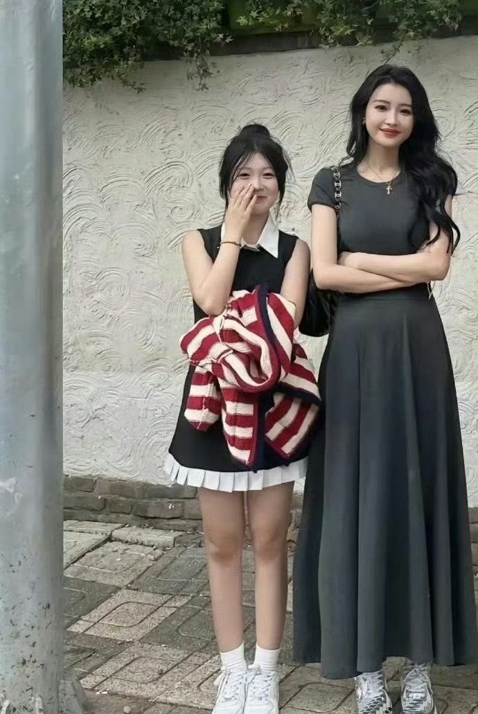 一直以为孙怡身材娇小，看到她和路人的合影才知道，原来她这么高呀！