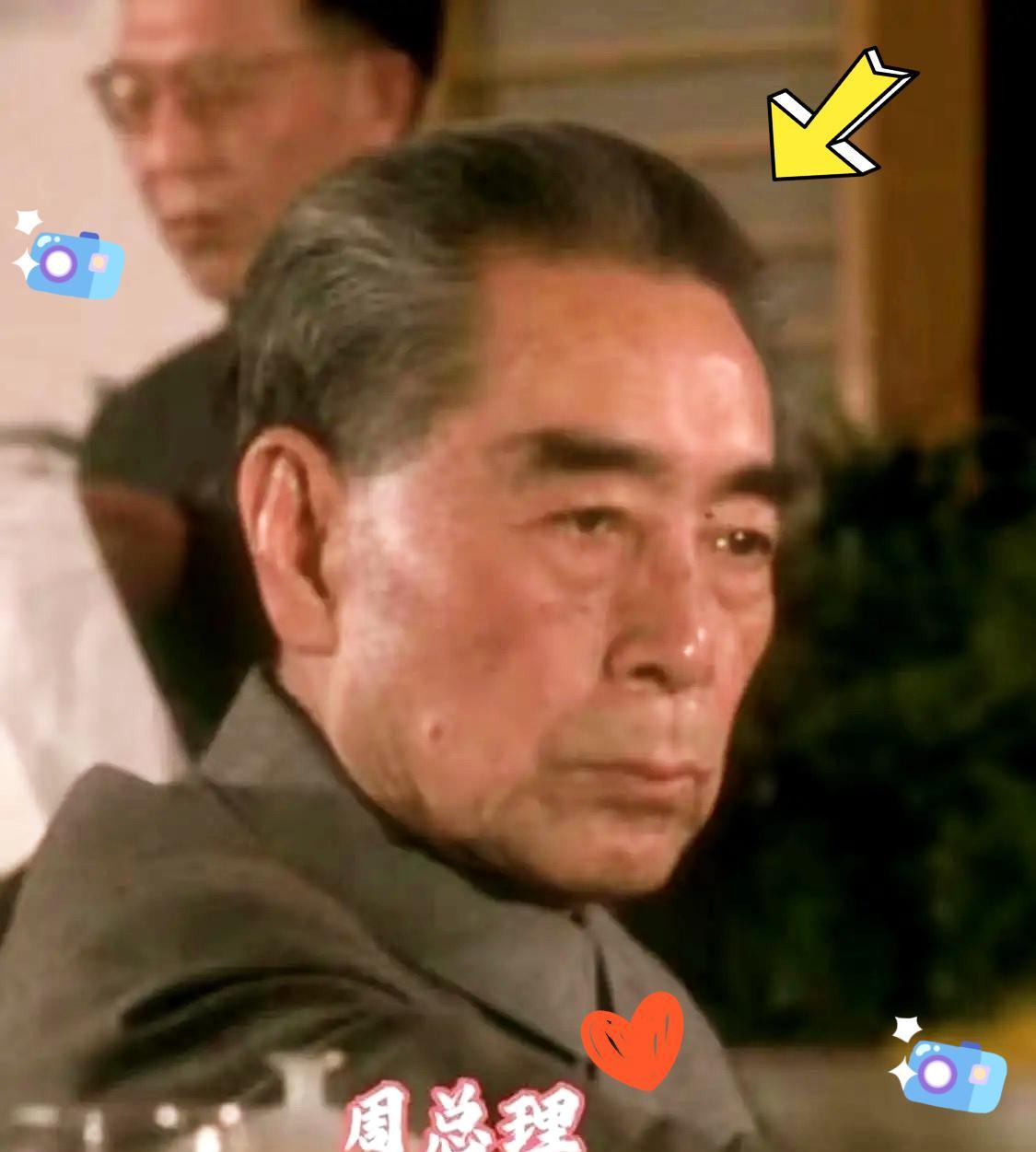 1973年，北京大兴一间教室，周总理突然蹲下身，用手细细摸了一遍课桌的边沿。在