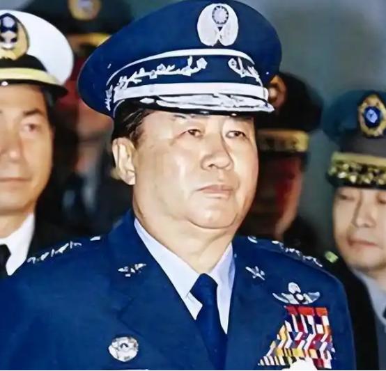 台湾首任军事大学校长，退役上将夏瀛洲说：当年佩洛西窜台，解放军趁势突破了海峡中线