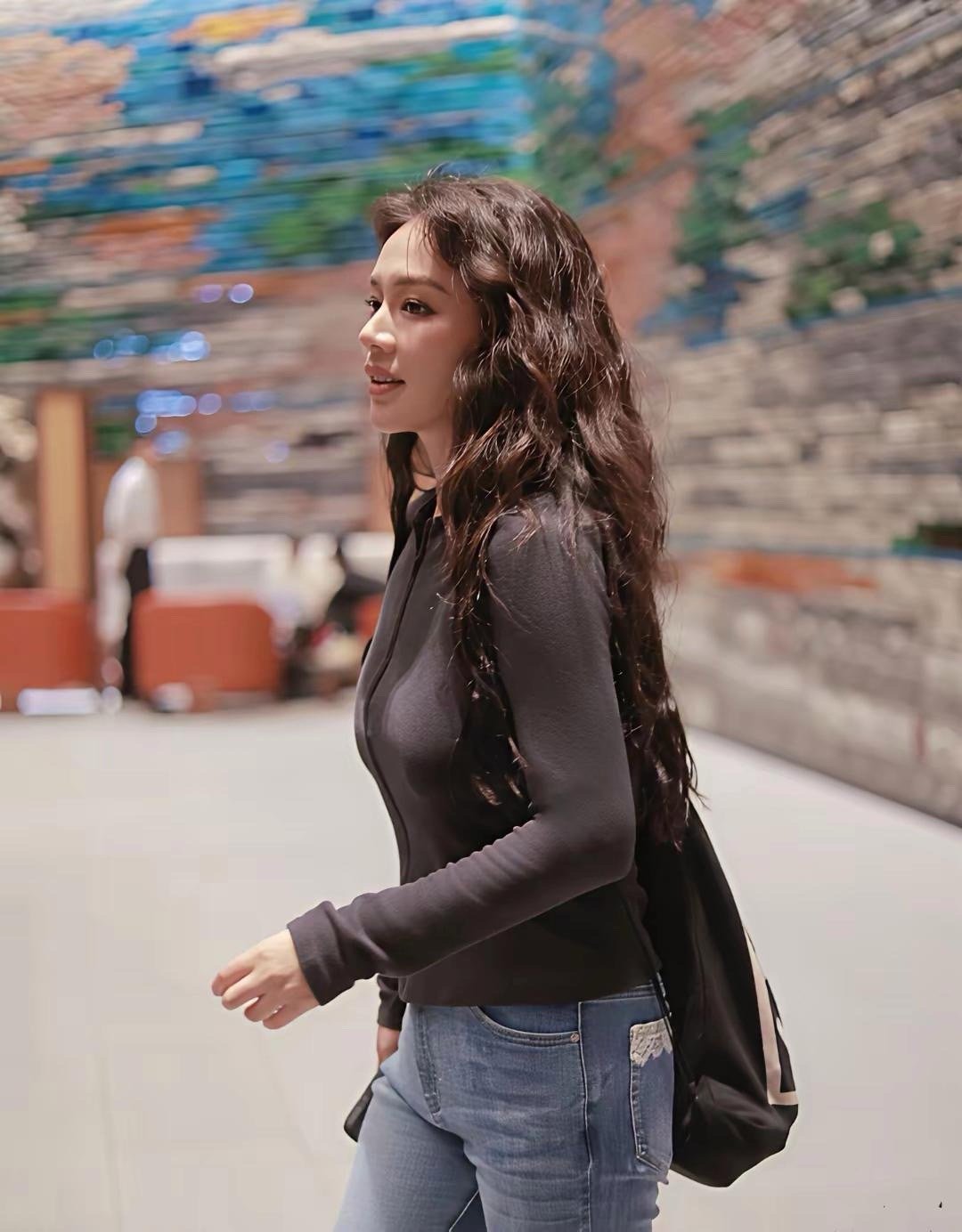 马思纯又瘦回来了！状态直接回春，这身穿搭简直量身定做，优雅又显气质。