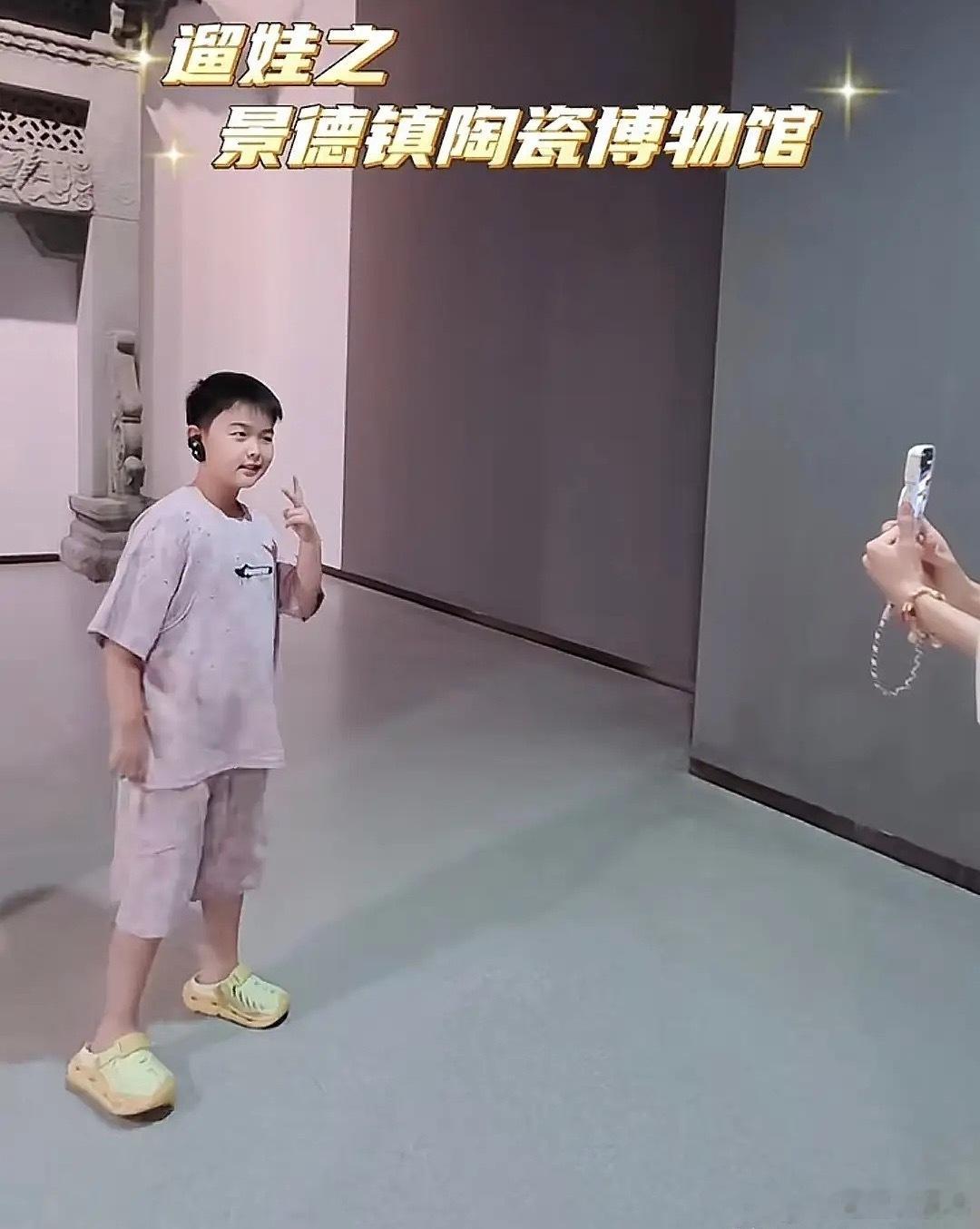 陈思诚前妻和儿子一起去景德镇游玩，42岁佟丽娅干巴瘦，戴眼镜有点显老了。朵朵就是
