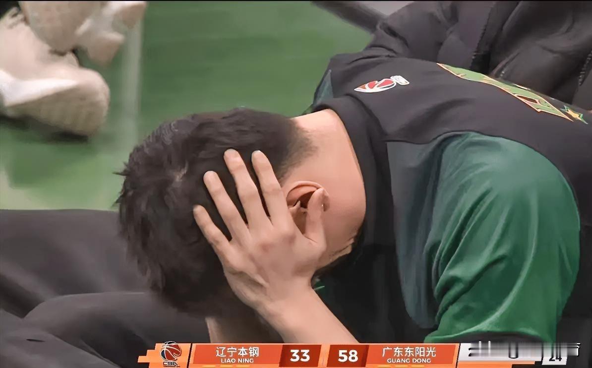 这是什么情况？辽粤大战，赵继伟在场下竟然抱头难受起来？原来是辽宁队被广东队打