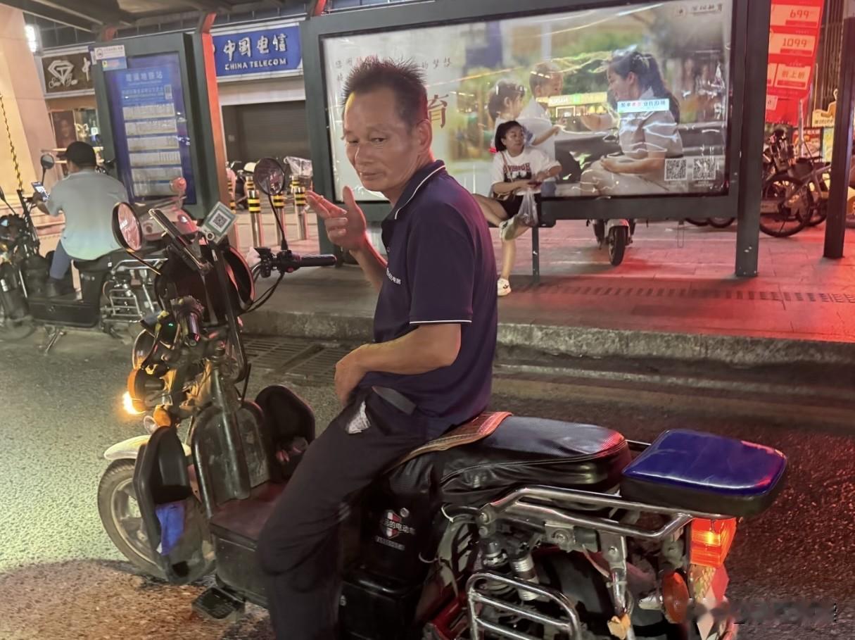 你们敢相信吗？眼前这个人是开摩的拉客的，是很早就过来深圳的潮汕人，在龙华区某街道