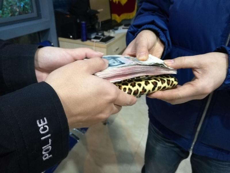 善举遭讹，正义终彰浙江有位男子，偶然捡到装有22万的皮包。他毫不犹豫联系失主