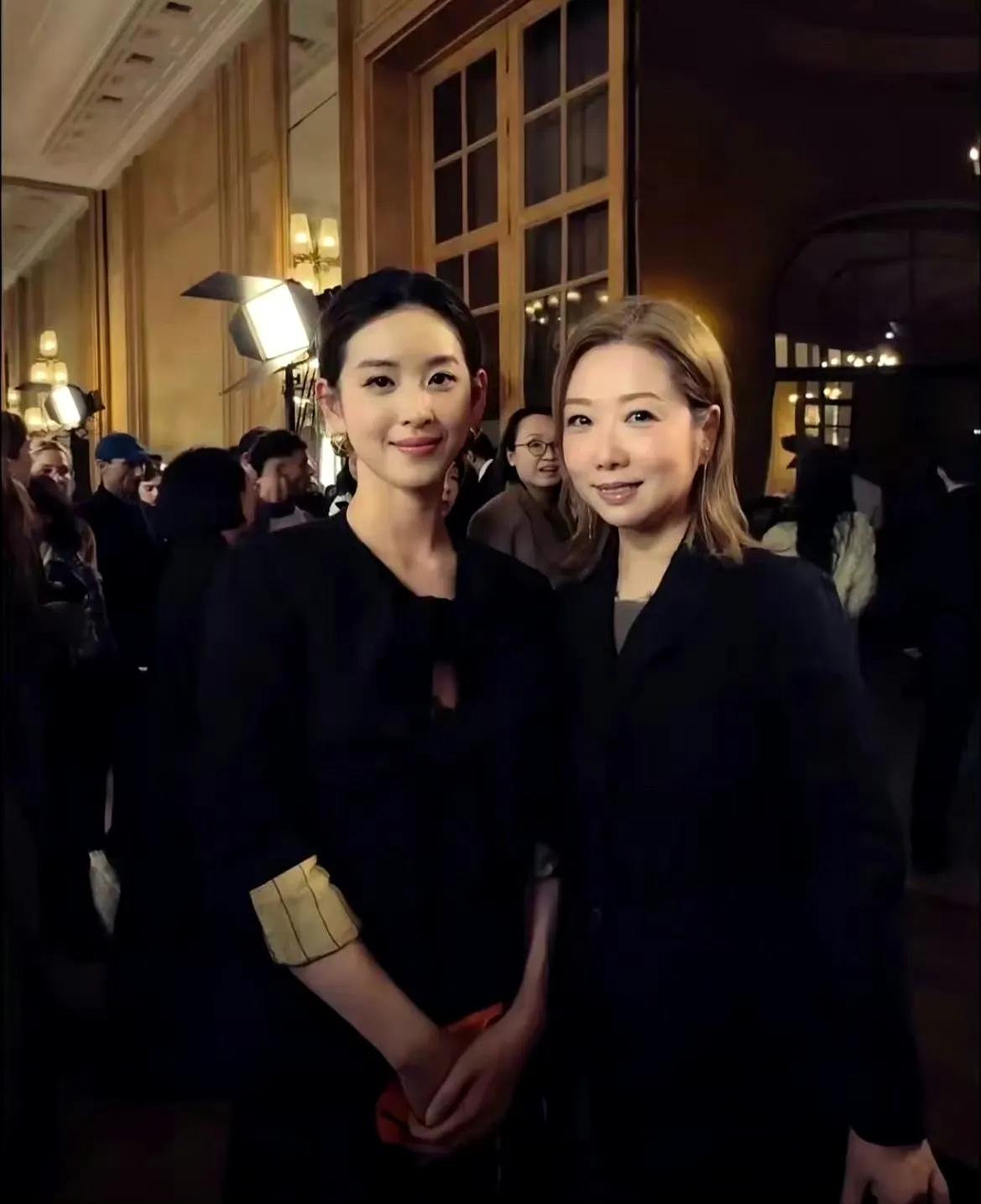 章泽天出席某品牌活动生图曝光，状态冲上热搜！一袭简约黑裙配珠宝，站在国际超模Ba