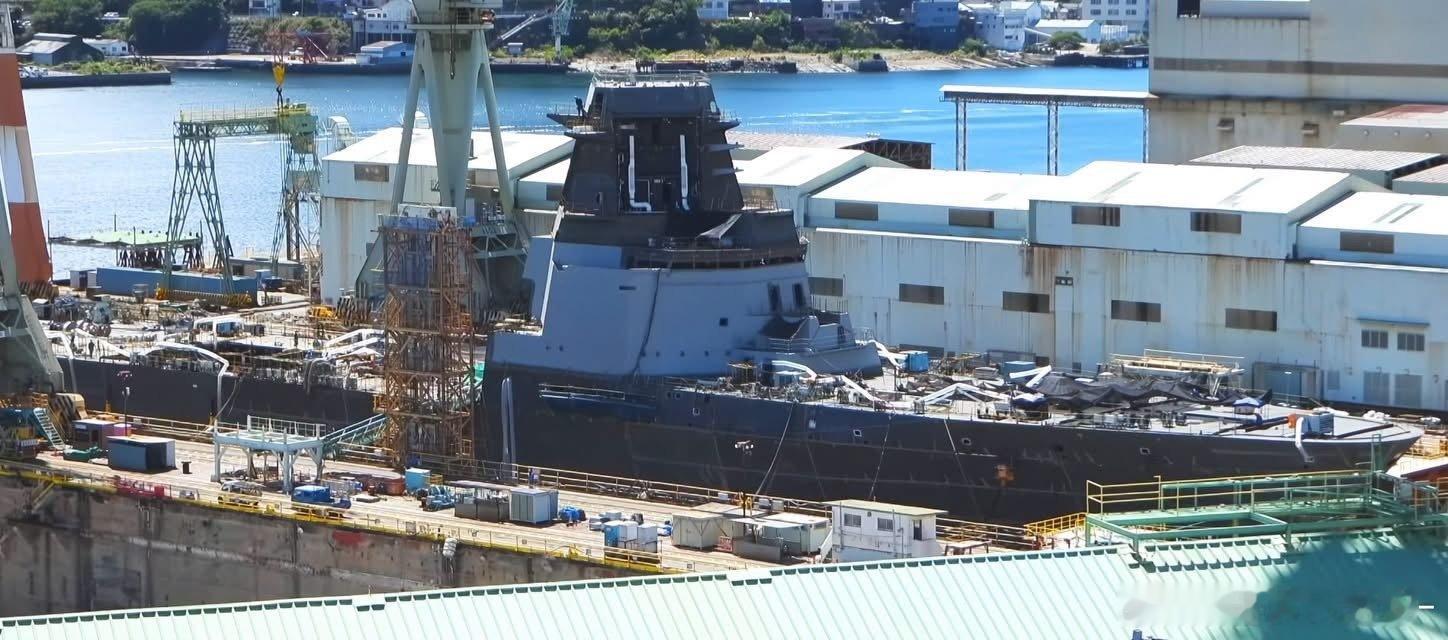 日本海军的新型宙斯盾巡洋舰正在逐渐成型，吨位据说比055还大。当代违章建筑正在成型，快进到命名为扶桑