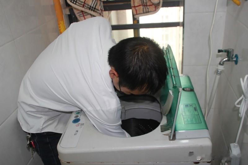 女子洗完衣服发现猫咪在洗衣机里家人们谁懂啊，有女子洗完衣服居然发现猫咪在洗衣机