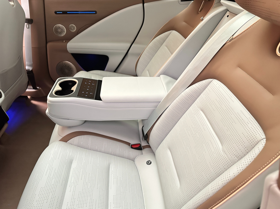 这款阿维塔12的车内设计给我最大的感触就是与众不同，屏幕太多了，方向盘是异形造型