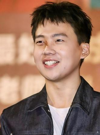 网传德云社家产全留给小儿子？真相来了，郭麒麟其实早有选择。大伙最近都在聊，说郭