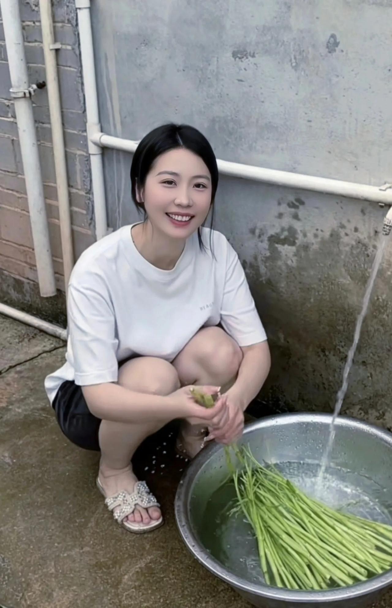 老婆今天突然接到她老公的电话，她老公告诉她，他又很想她了，准备端午节回来，车票已