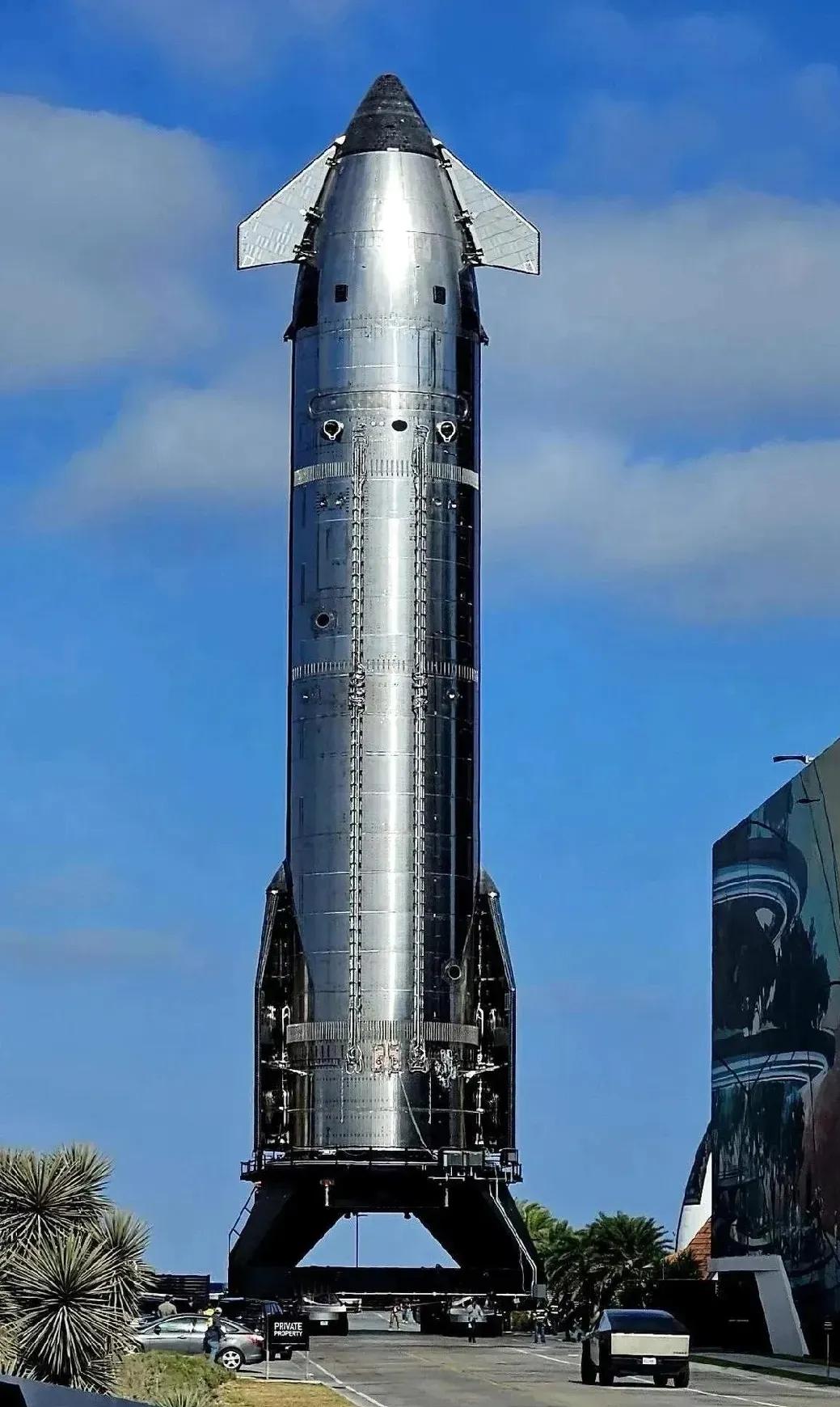 40层楼那么高，5000吨重，33台发动机一起点火——这枚火箭，下个月就要飞了。