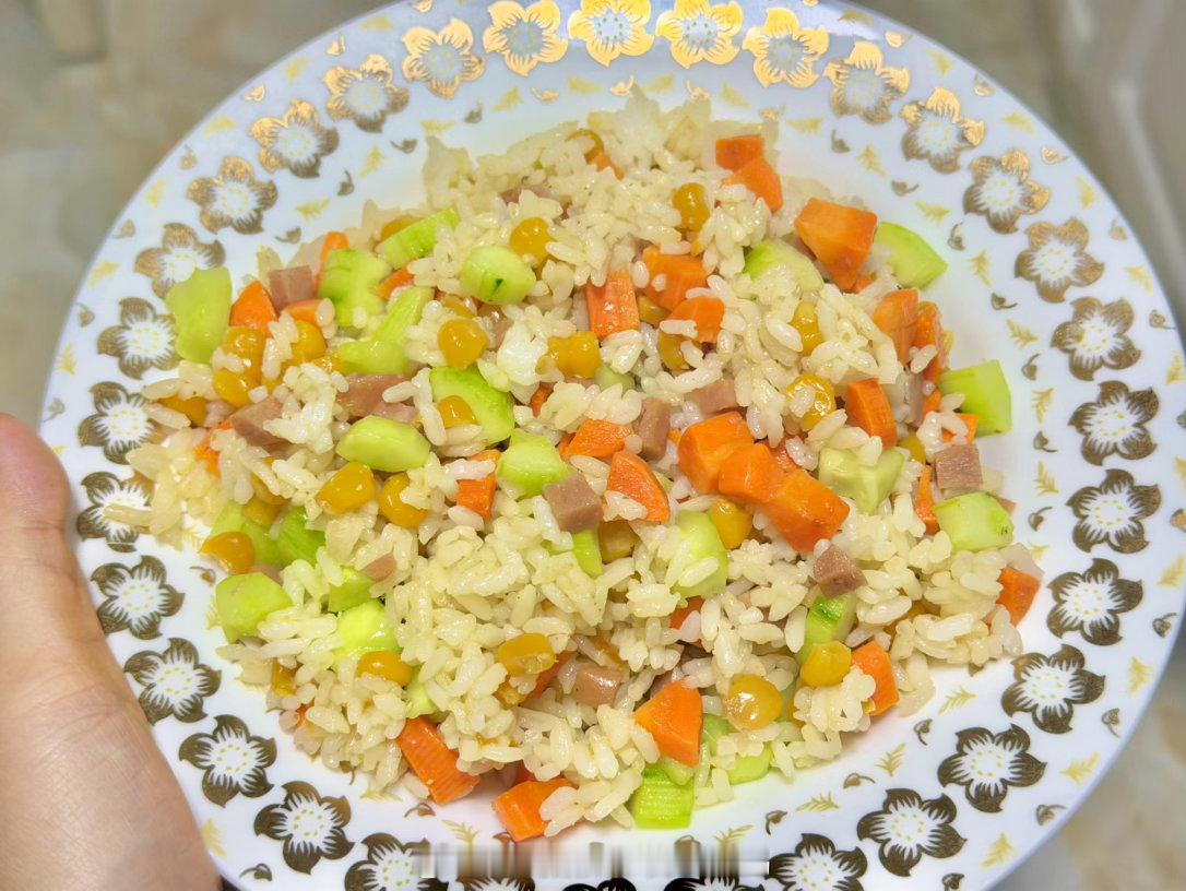 团哥最近几天的伙食早餐和晚餐午餐现在在小饭桌吃啦感觉吃得还可以[思考][思考][