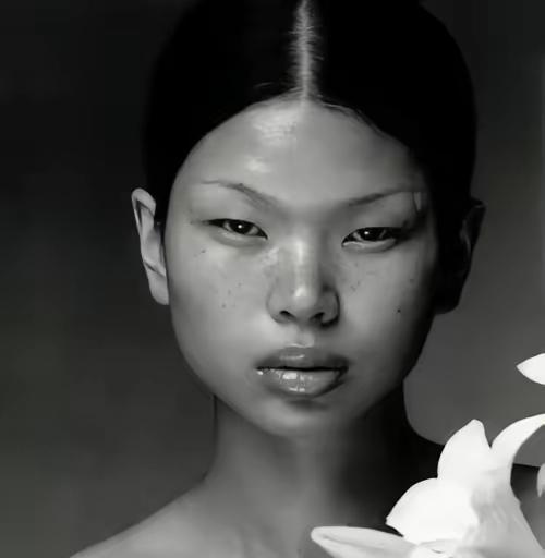 1999年，18岁的吕燕去面试模特，她满脸雀斑，一个男人对她说：“你真漂亮，真