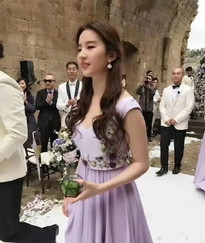 最近一张北电老照片火遍全网，2003年那会儿，16岁的刘亦菲脚伤坐轮椅，19岁的