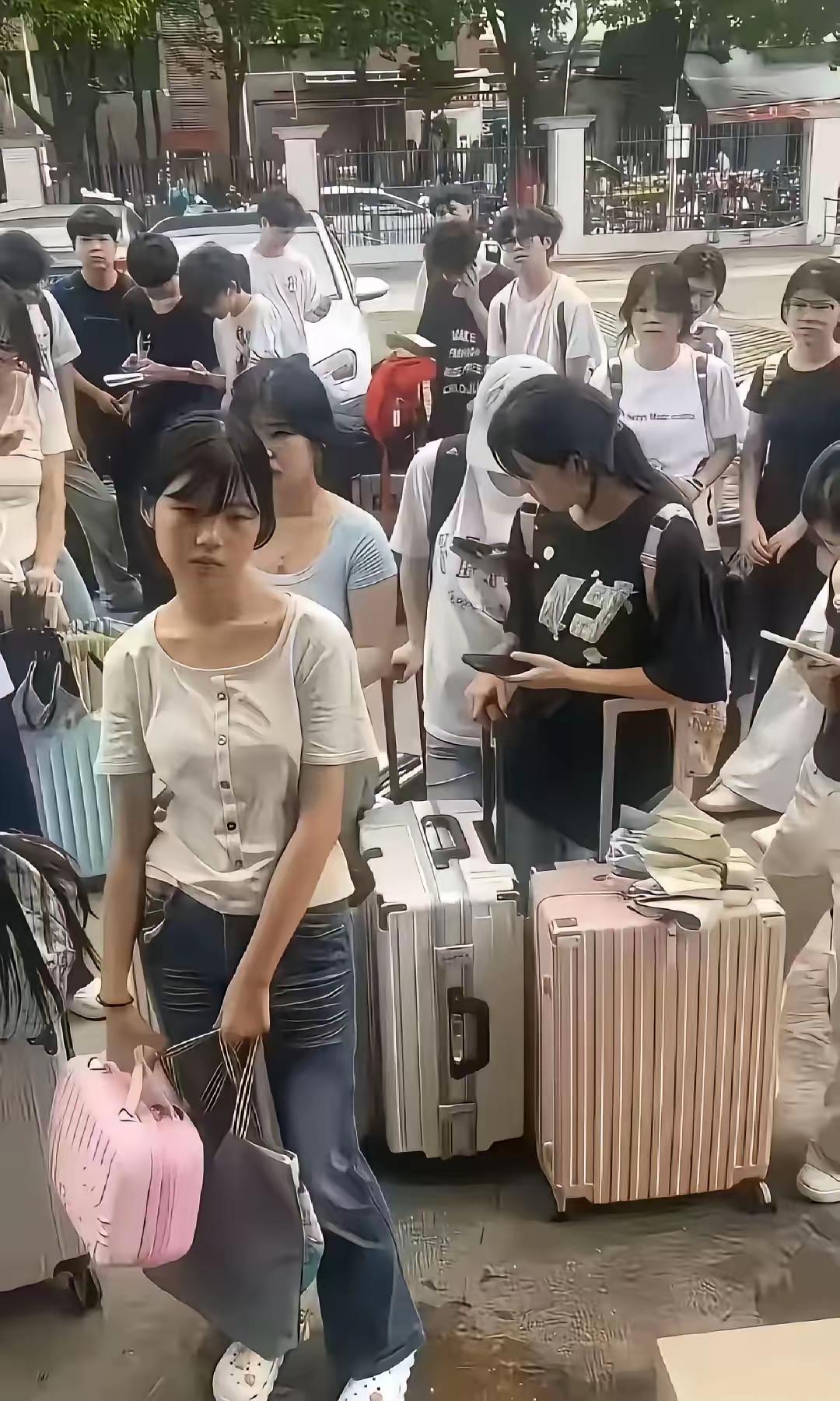 看看这两张相隔几十年的照片，真的是一代人有一代人的螺丝要打啊！以前的打工妹只