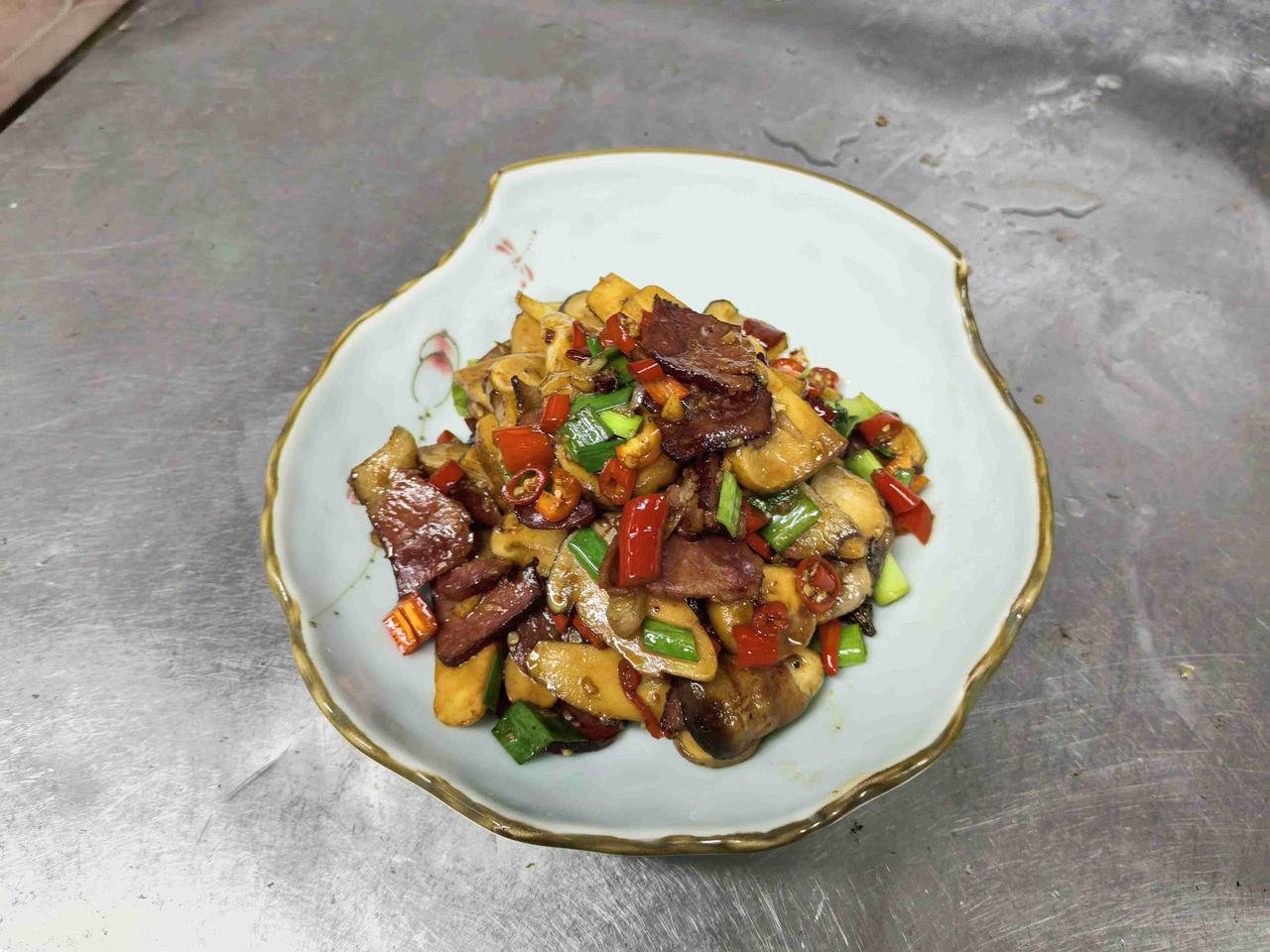 我的今日状态：😎自信酷炫我这里的天气：☀️晴天秋冬暖胃双绝！野三菌爆熏腊肉+