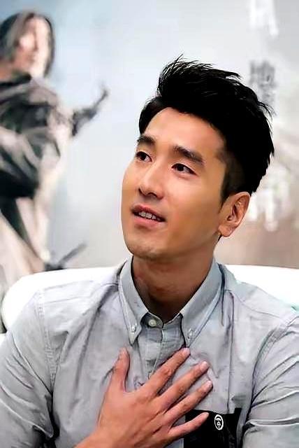 2009年，赵又廷拍《痞子英雄》遇上张钧甯，火花噼里啪啦。带她回家见爸妈，