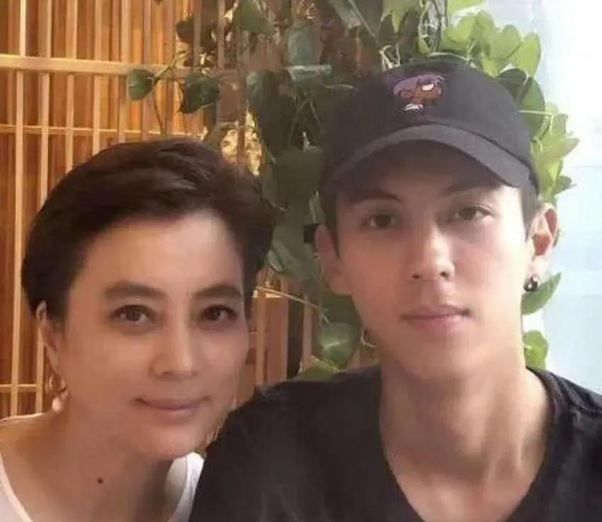 23岁的李玲玉躲在《西游记》剧组角落掉眼泪，杨洁导演把剧本摔在桌上："眼神像木头