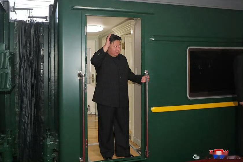 金正恩已启程来华朝鲜遭到西方制裁，国际处境一直很糟糕。而中国这次大阅兵，宗旨是纪