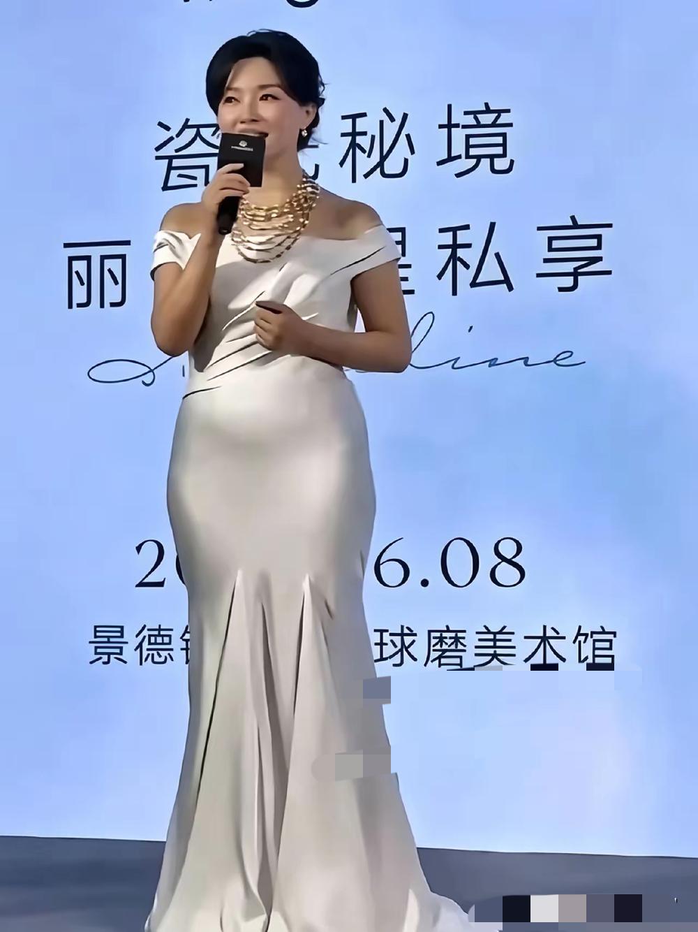 年龄大了，真的不能穿太紧的衣服，哪怕是气质出众的陈数，也难逃年龄带来的身体变化。