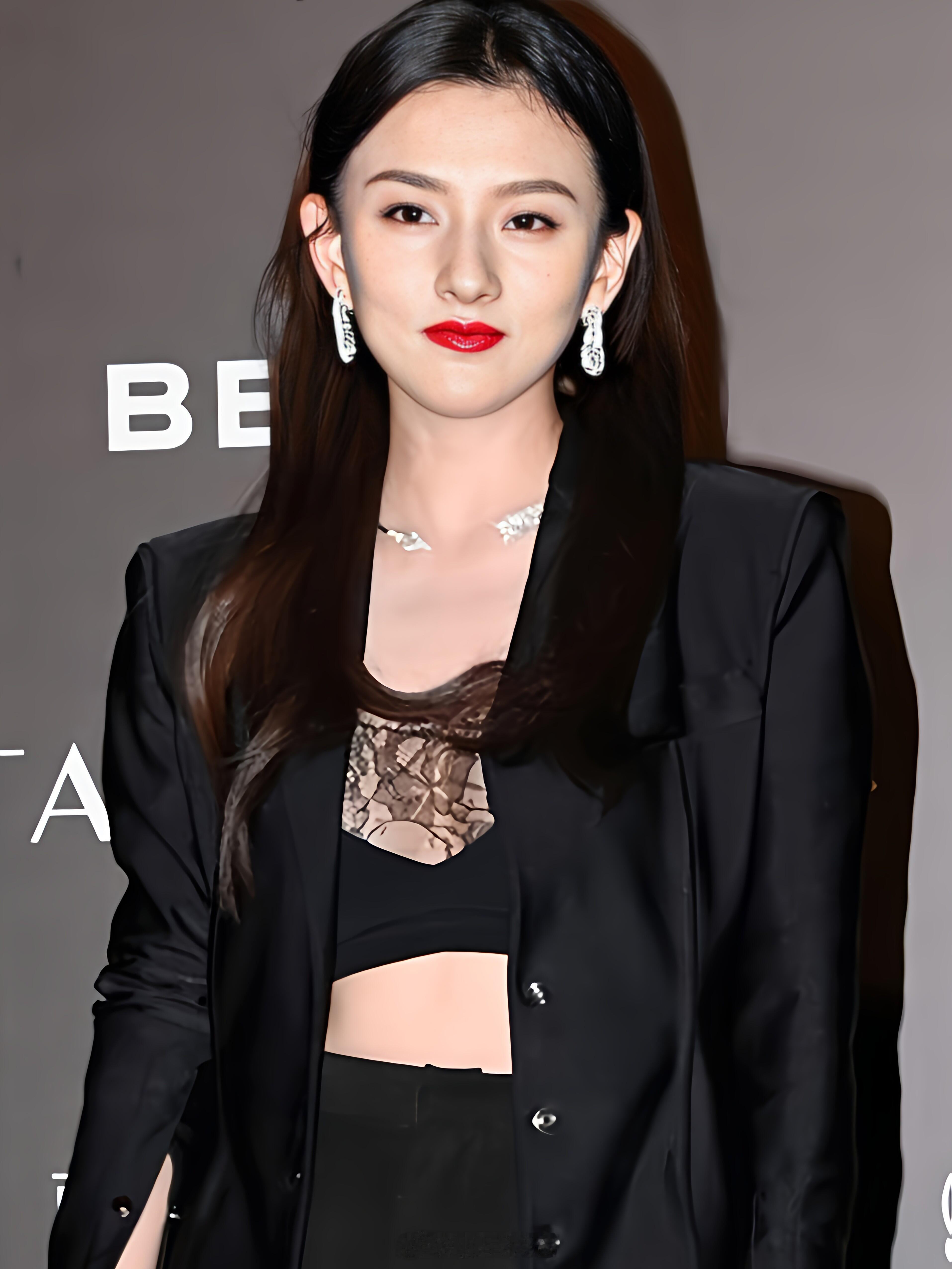 宋祖儿蕾丝小背心配西装外套，又纯又欲……​​​