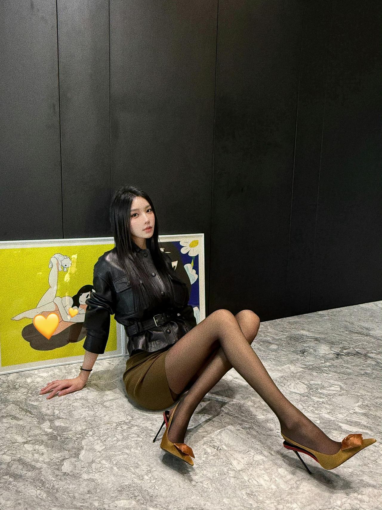 这套穿搭是酷飒轻奢的黑棕撞色轻熟风，把硬朗皮质和柔美元素融合。黑色宽松皮衣自带酷