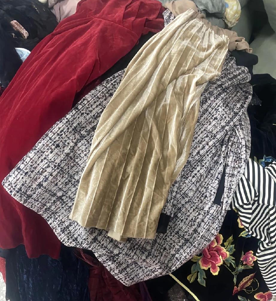 央视揭露黑色利益链！旧衣翻新当新衣卖，带娃的妈妈们可得留神了！刚刷